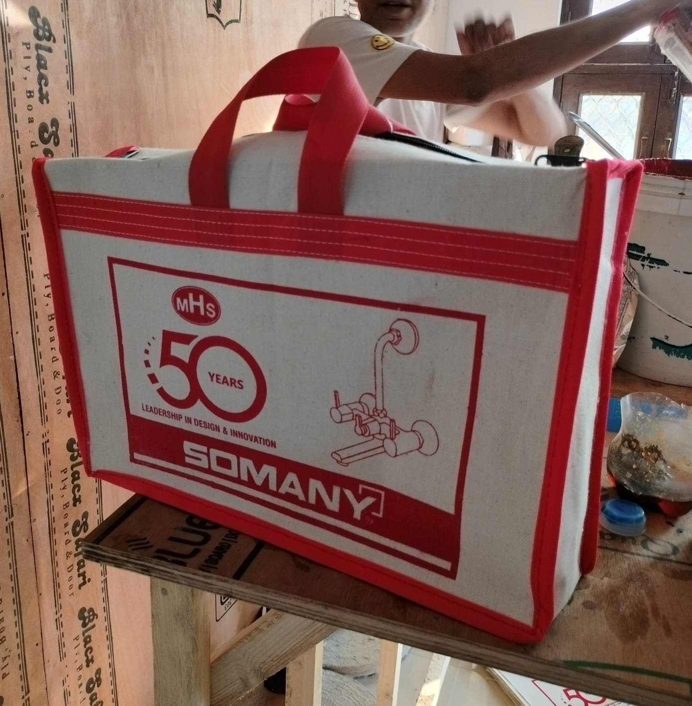 Single-colour printed bag with red handle